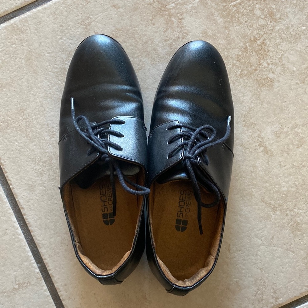 Black non slip and oil resistant work shoes